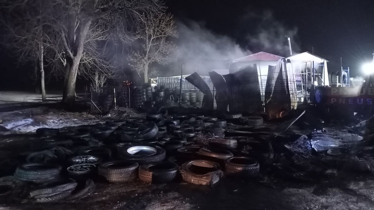 Ve vesnici u Jihlavy hořel pneuservis